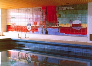 Wandbild auf gebrannten Keramikfliesen im Hallensportzentrum Kempen